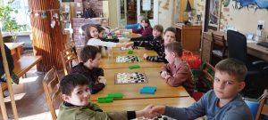 Спортивне свято. Внутрішній турнір з шашок в Бібліотеці “Обрій” для дітей