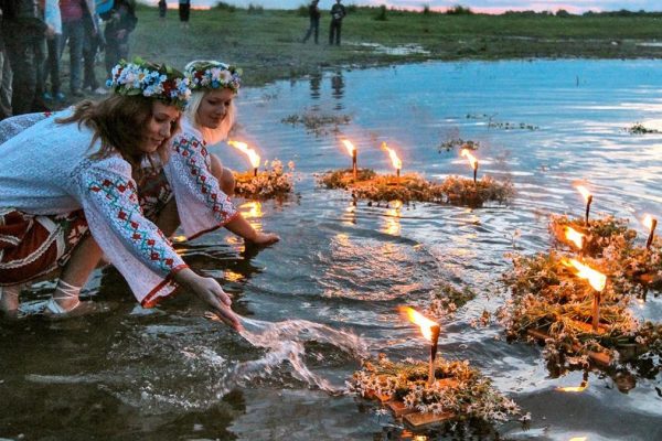 Сьогодні українці відзначають свято Івана Купала. Його святкують у ніч з 6 на 7 липня, але так було не завжди. До введення григоріанського календаря цей день відповідав літньому сонцевороту — 24 червня. 