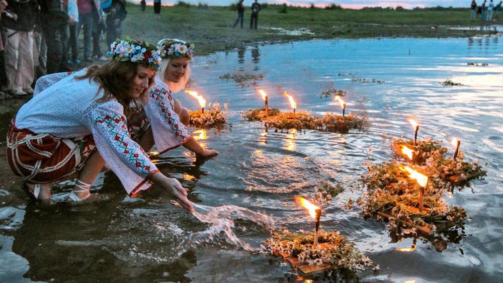 Сьогодні українці відзначають свято Івана Купала. Його святкують у ніч з 6 на 7 липня, але так було не завжди. До введення григоріанського календаря цей день відповідав літньому сонцевороту — 24 червня. 