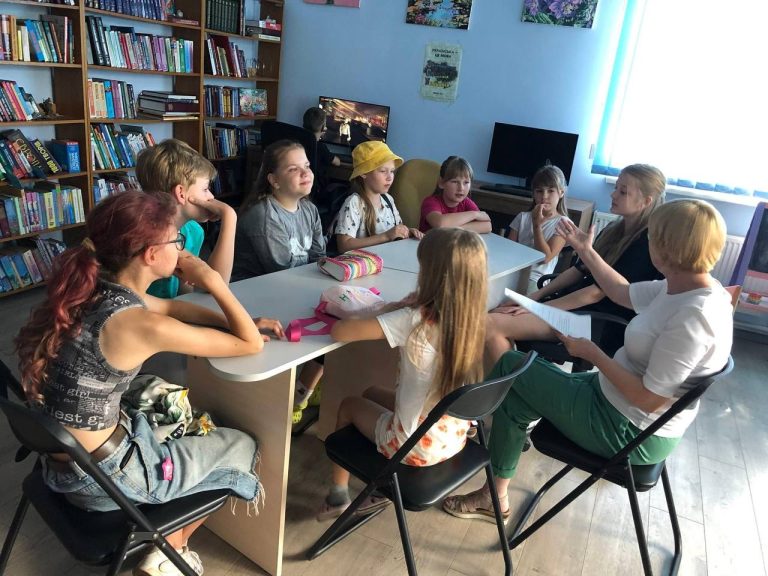 Літні канікули не заважають дітям отримувати нові знання та корисно проводити час у бібліотеці.