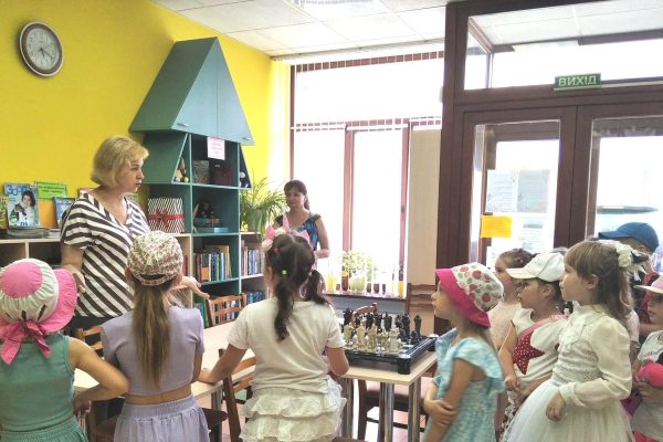Сьогодні до бібліотеки "Мрія" завітали нові друзі - маленькі читачі з Підліткового клубу "Либідь", які активно готуються до першого класу під керівництвом Зосімової Світлани Анатоліївни.