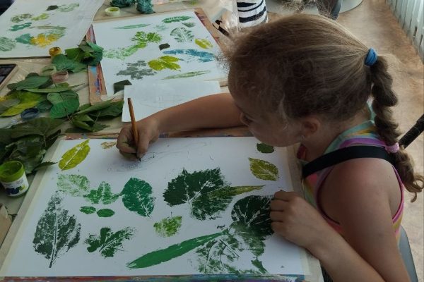 Майстер клас "У морі зеленому". Діти малюють листя.