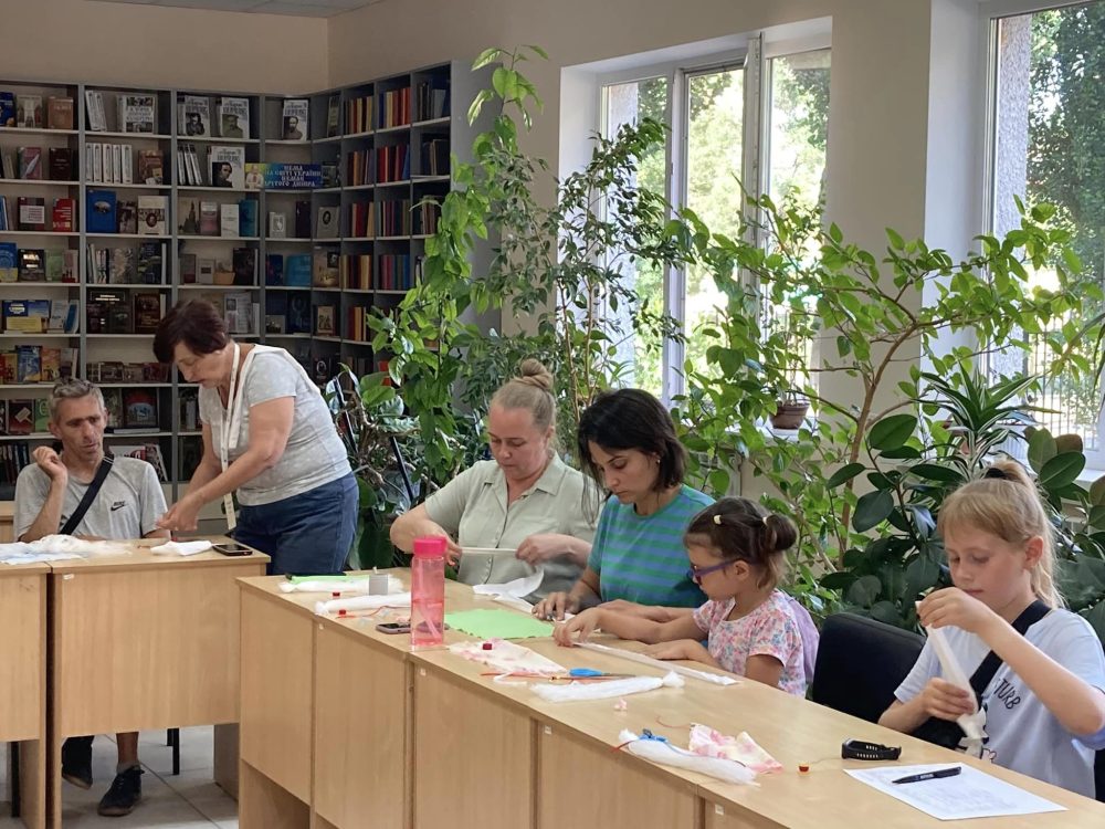 В бібліотеці імені Панаса Мирного учасники майстер-класу дізналися про традиційну українську ляльку-мотанку «Отдарок на подарунок». Діти виготовляли її у минулому, як оберіг для своїх рідних.