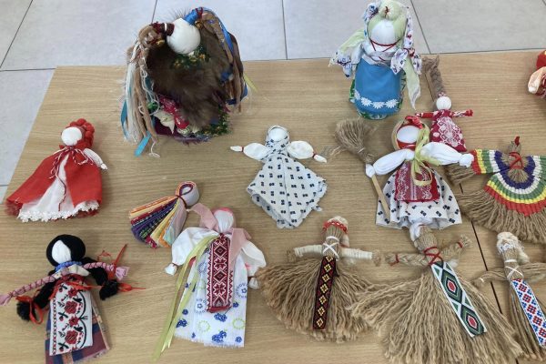 В бібліотеці імені Панаса Мирного учасники майстер-класу дізналися про традиційну українську ляльку-мотанку «Отдарок на подарунок». Діти виготовляли її у минулому, як оберіг для своїх рідних.