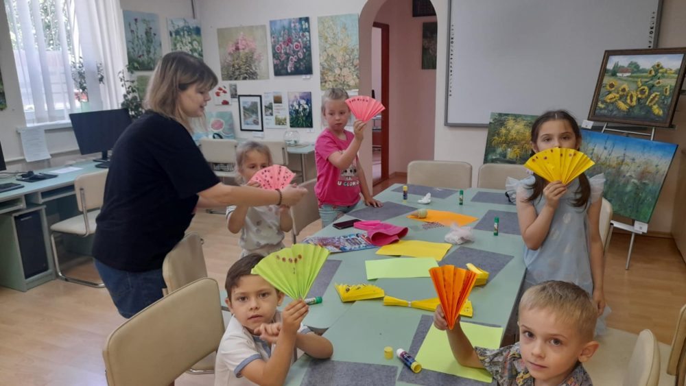 У дитячому проєкті "Розвивайко", що в бібліотеці Сузір’я відбувся надзвичайно цікавий і корисний захід для малечі. Майстер-клас із виготовлення віял провела вихователька Богдана Ващенко. Діти з великим захопленням створювали віяла, які не лише допомагають у спеку, а й стали справжнім творчим викликом для маленьких майстрів.
Кожен із маленьких учасників майстер-класу звершив справжнє диво: обережно вибирав матеріали та прикрашав віяла до свого смаку. Після творчого процесу дітей чекала справжня радість – гра та фотосесія з повітряними кульками. Радісні обличчя дітей і їхні усмішки говорять самі за себе – подія стала справжнім святом для кожного присутнього.
Батьки, спостерігаючи за творчими зусиллями своїх дітей, були вражені й щасливі разом з ними. Всі учасники заходу залишились задоволені, а організатори проєкту вражені активністю та інтересом малечі.
