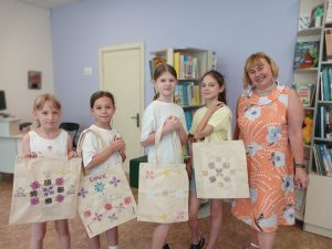 Техніка «вибійка» на службі мистецтва: як в бібліотеці на  Пріорці виготовляли екоторбинки