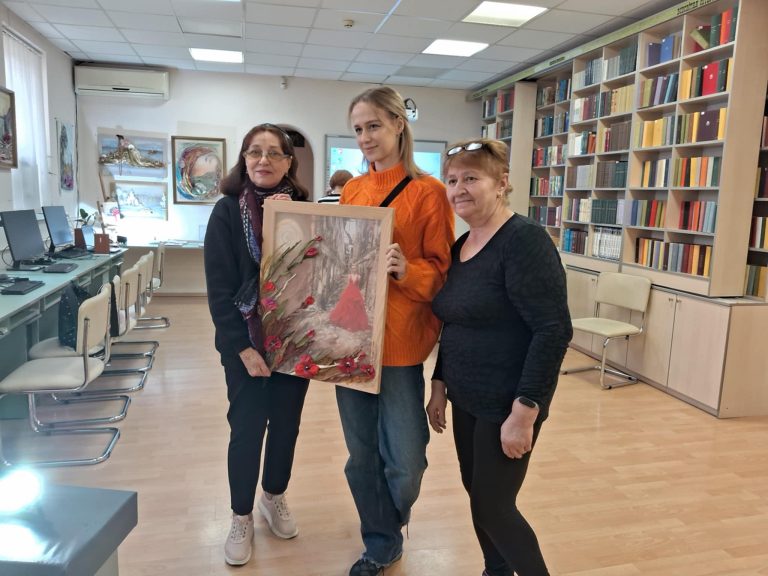 У бібліотеці Сузір'я відбулася подія, яка стала кульмінацією виставки картин художниці Людмили Кобичевої. Виставку планували на літо, але через обставини, пов’язані з особистою втратою мисткині, відкриття відбулося тільки в жовтні.