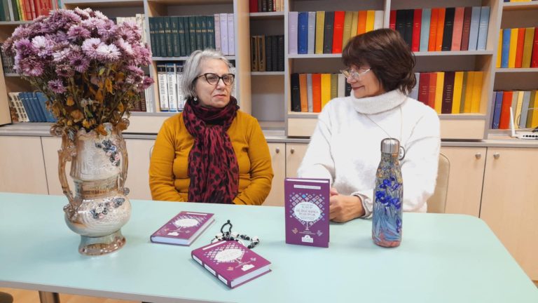 До бібліотеки Сузір'я завітала відома українська письменниця та перекладачка Євгенія Кононенко. Хоч її перебування в Києві було дуже коротким, працівники бібліотеки змогли поспілкуватися з авторкою та отримати унікальний подарунок — книгу «Неймовірна подорож» від Марі-Франс Клер. Ця книга є результатом співпраці французької письменниці з українським корінням та Євгенії Кононенко як перекладачки. Марі-Франс Клер, відома своєю підтримкою України ще з часів Майдану, використовує різноманітні платформи, щоб розповідати про нашу країну, її боротьбу та історію. У своїй творчості вона досліджує власне українське коріння, що стало для неї важливим етапом пізнання себе та історії її сім’ї. Євгенія Кононенко є авторкою низки новел та багатьох перекладів. Вона перекладає з французької та англійської. Переклади з французької поезії друкувались у «Березолі», «Всесвіті» та інших виданнях. За переклад антології французького сонета стала лавреаткою спільної премії імені Миколи Зерова Міністерства культури України й посольства Франції (1993). У її власному творчому доробку — поезії, оповідання та есеї, повісті та романи, декілька дитячих книжок, літературні переклади, культурологічні розвідки, журналістські статті та рецензії тощо. Але найбільше визнання Кононенко отримала за коротку прозу: книжки її оповідань, новел та есеїв перевидаються в Україні, перекладаються за кордоном і є темами наукових досліджень. Коротку прозу Кононенко вже читають англійською, німецькою, французькою, хорватською, фінською та іншими мовами. Практично всі антології сучасної української літератури, перекладені та видані за кордоном, містять твори Євгенії Кононенко, а кілька з них отримали свої назви саме за назвами творів письменниці, включених до них. Літературні критики відзначають стиль Євгенії Кононенко: «Уже прозовий дебют Євгенії Кононенко у “Сучасності” дав підстави говорити, що в українську літературу прийшов цікавий прозаїк з оригінальним стилем. Багатьом оповіданням Євгенії притаманні передовсім легкість і розкутість письма, динаміка та внутрішній аристократизм, навіть тоді, коли вона описує нашу житейську дріб'язковість». Творчість мисткині також відзначено багатьма літературними та книжковими преміями. Вона є лавреаткою літературної премії «Гранослов», Всеукраїнського рейтингу «Книжка року», лавреаткою Всеукраїнського конкурсу романів, кіносценаріїв і п'єс «Коронація слова», премії часопису «Сучасність», літературної премії часопису «Березіль» та інших. Першою книгою Марі-Франс Клер, виданою у співпраці з Євгенією Кононенко, був роман «П’ять майорців для мого незнайомця», який уже є в бібліотеці. Тепер колекція доповнилася другою роботою цього тандему. В одному з інтерв'ю Марі-Франс Клер зізналася: «За часів мого дитинства я ніколи не чула розмов про Україну. Були лише сльози й мовчання. Мені знадобилося багато часу, аби знайти місце моєї сім’ї у колективній історії, історії політичних вигнанців, тих, що втратили батьківщину, коріння... Написання моєї першої книги у 2016 році я пережила як звільнення». Бібліотека Сузір'я висловлює щиру подяку Євгенії Кононенко за подарунок і за внесок у популяризацію творів, які поєднують французьку та українську культури. Співробітники закладу мріють організувати спільний захід за участі обох авторок, щоб обговорити їхні книги та важливі для всіх нас теми.