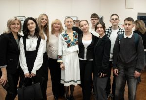 У бібліотеці ім. Героїв Небесної Сотні відкрилася виставка Дар’ї Пишної «Призма Оболоні»