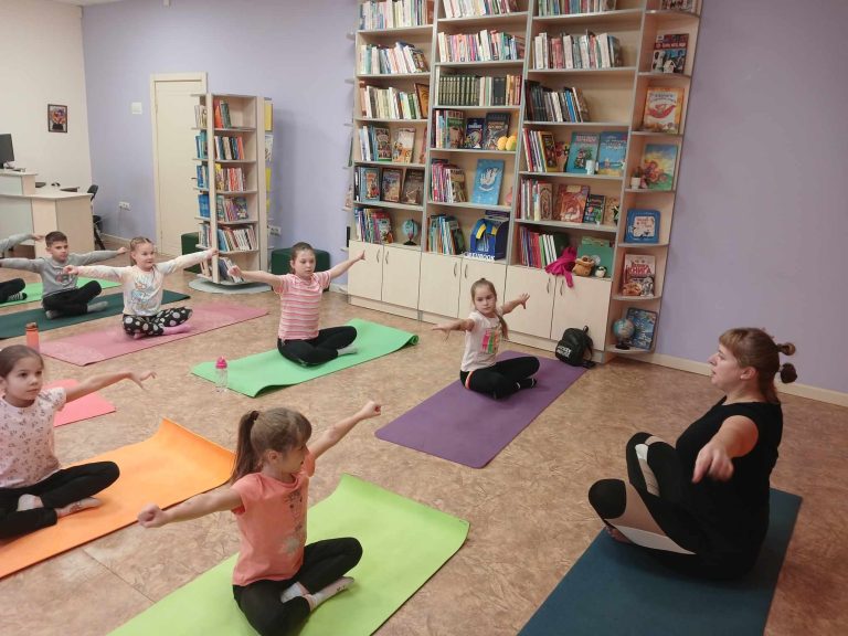 У бібліотеці на Пріорці відбулося чергове заняття з йоги для дітей, яке традиційно пройшло в ігровій формі. Малеча не просто тренувалася, а заряджалася позитивом і вірою в себе.