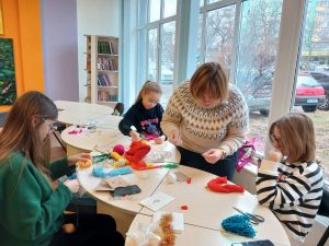 Мистецтво виготовлення лялечок-янголів у бібліотеці на Пріорці