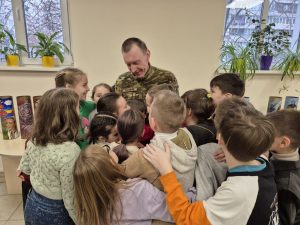 Гільзи стали мистецтвом: у бібліотеці відкрили унікальну патріотичну виставку