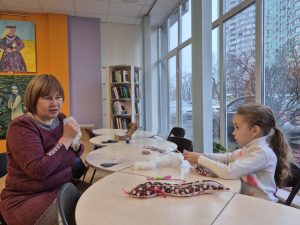 «Майстерня радості»: у бібліотеці на Пріорці виготовляли текстильних змійок