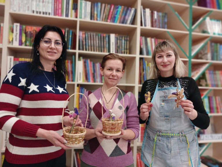 У бібліотеці на Пріорці відбувся незабутній майстерклас «Декоративний кошик».