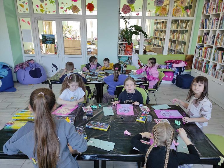 У бібліотеці імені Олени Пчілки художня студія Factory знову зібрала команду маленьких поціновувачів пухнастих тваринок. Цього разу учасники події занурилися у світ малювання милих звіряток за допомогою техніки пастелі.