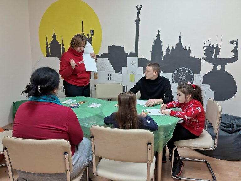 Перше заняття дитячої секції мистецького проєкту «Творчі» відбулося в бібліотеці «Сузір’я». Подія надихнула не лише юних учасників, а й їхніх батьків.