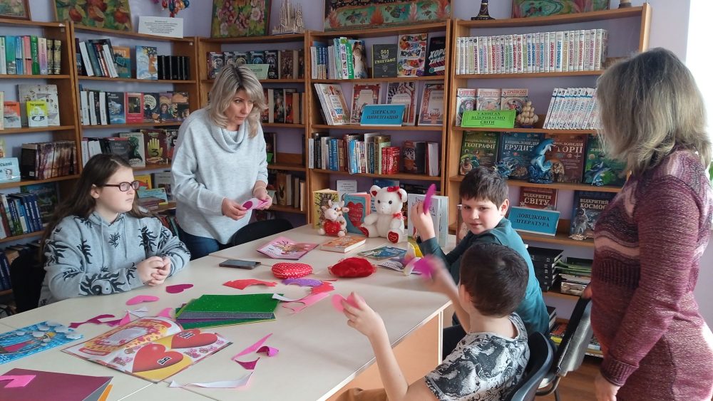 До Дня святого Валентина у бібліотеці «Дивосвіт» пройшов творчий майстерклас «Подарую я тобі частинку серця».