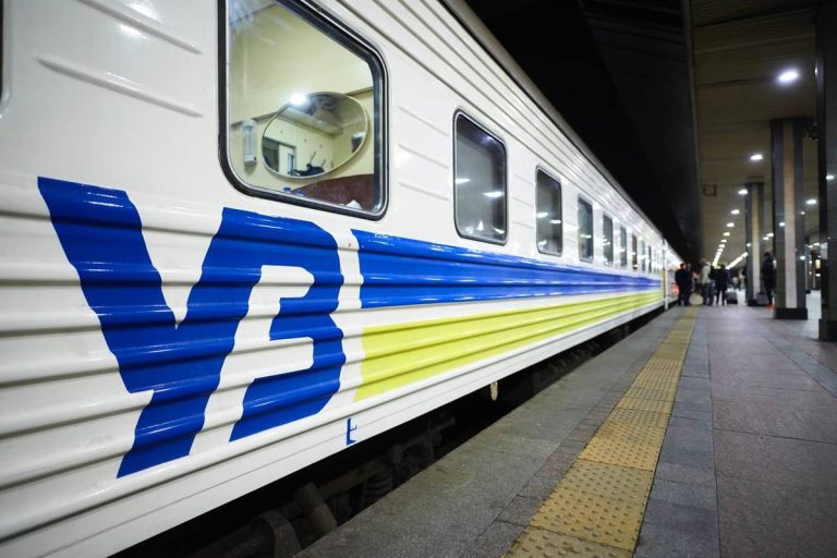 Росіяни розробляють двійників чатботів волонтерських і державних установ. Інколи мета шахраїв – отримати стратегічно важливу інформацію. А інколи причина банальна: зібрати персональні дані або вкрасти у вас гроші. 