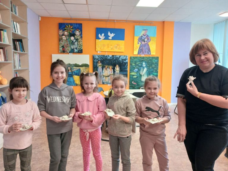 У бібліотеці на Пріорці відбувся творчий майстер-клас з ліплення з глини для дітей в межах проєкту «Майстерня радості».
