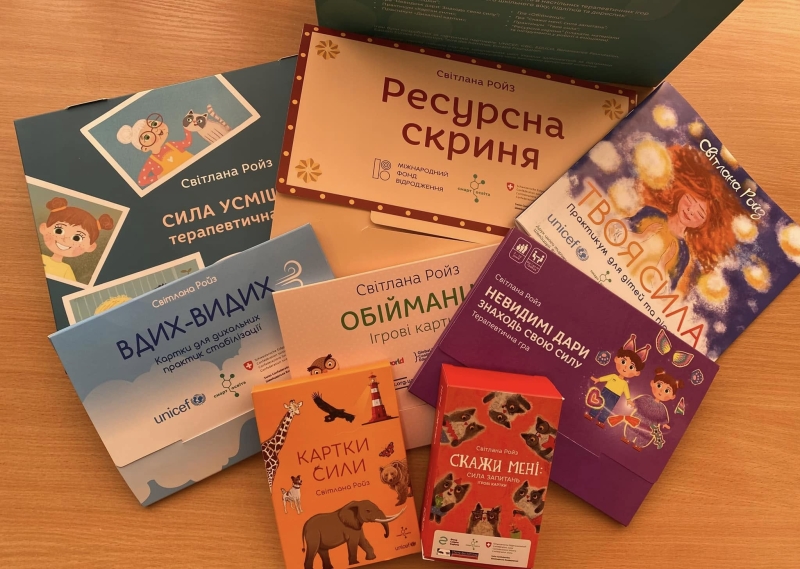 У бібліотечному хабі бібліотеки «Обрій» відбулася приємна подія. Заклад отримав унікальний набір «Ресурсна скриня» від психологині Світлани Ройз, ГО «Смарт освіта» та UNICEF Ukraine.