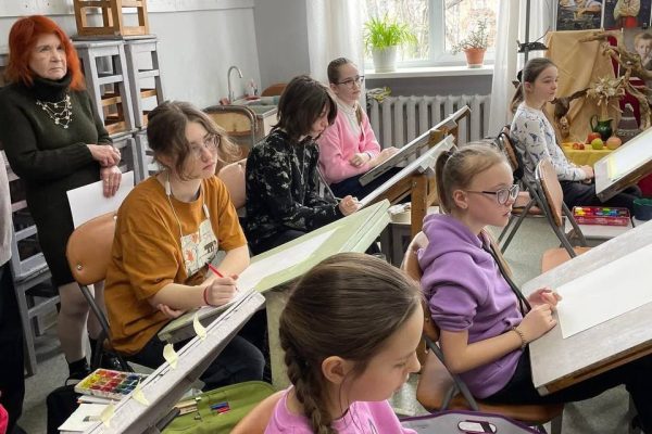 «Мій кольоровий світ»: свято творчості в Києві Під час весняних канікул у Києві відбувся міський конкурс-виставка «Мій кольоровий світ», що об’єднав понад 100 юних художників столиці.