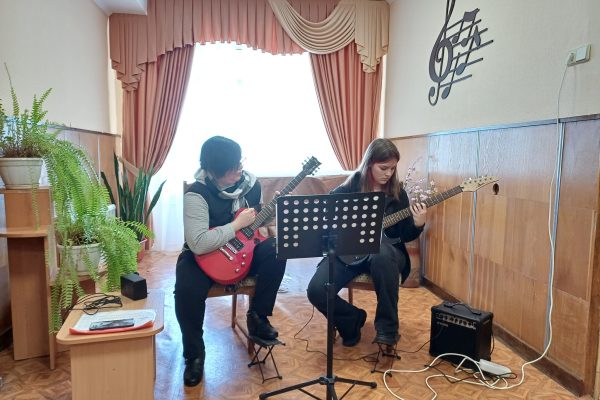 Якщо запитати підлітка: «На якому музичному інструменті ти хотів би навчитись грати?» – абсолютна більшість відповість: «На гітарі».