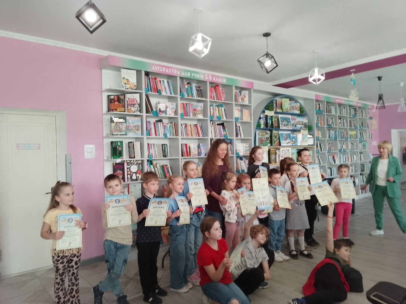 Днями у бібліотеці імені Героїв Небесної Сотні для дітей відбувся захід, присвячений 50-річчю Оболонського району, що надовго запам’ятається всім присутнім.