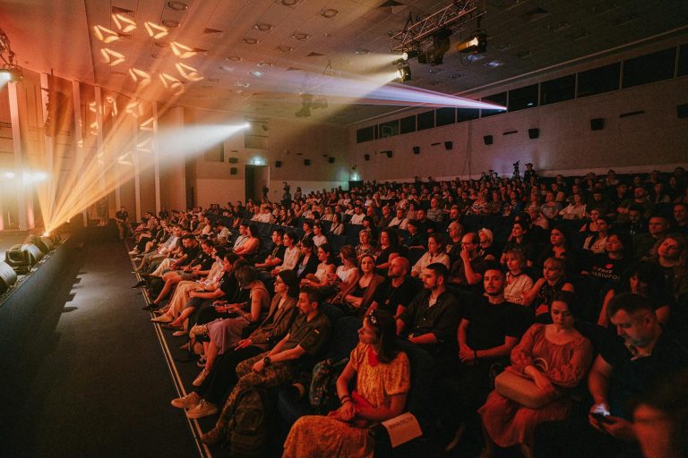 Кінопростір в Українському Домі розширює свою кінопрограму і розпочинає нову серію показів з лекціями та обговореннями світового кіно про мистецтво КІНО&art. 