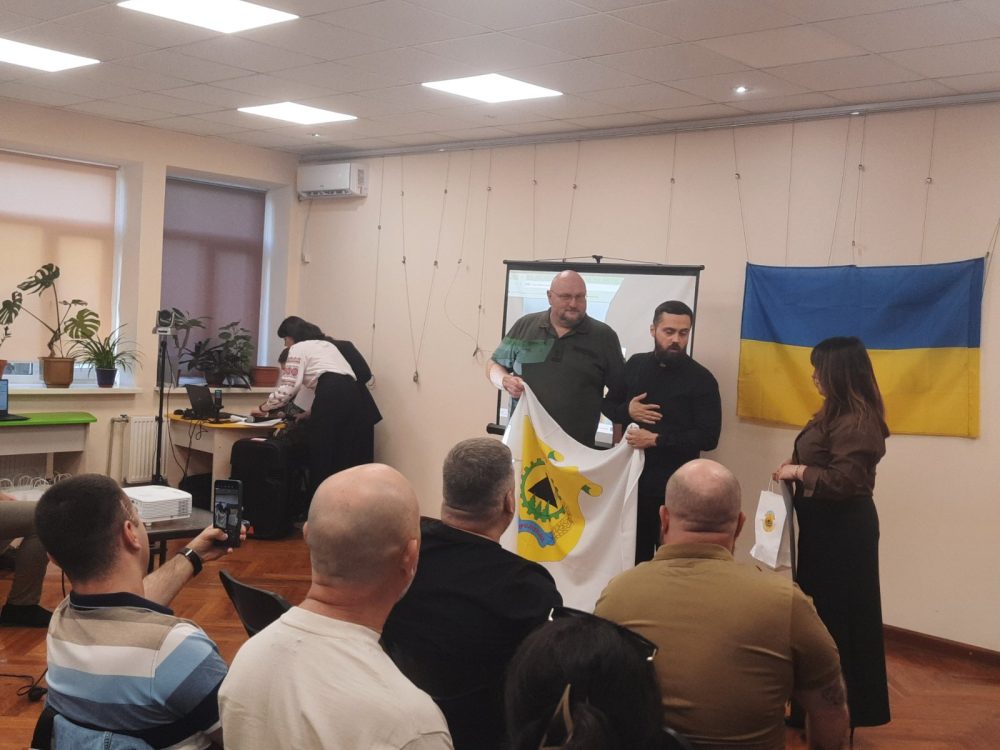 У бібліотеці імені Героїв Небесної Сотні для дітей відбувся національно-патріотичний захід «Нескорена Кремінна», на якому зібралися жителі нині окупованого міста.