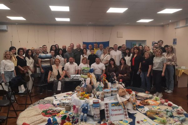 У бібліотеці імені Героїв Небесної Сотні для дітей відбувся національно-патріотичний захід «Нескорена Кремінна», на якому зібралися жителі нині окупованого міста.