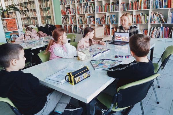 У бібліотеці імені Олени Пчілки відбулося творче заняття з англійської мови У бібліотеці імені Олени Пчілки відбулось заняття з вивчення англійської мови «Wow Kids' Reading Club».