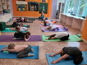 Йога для дітей: активність, гра і розвиток у бібліотеці на Пріорці