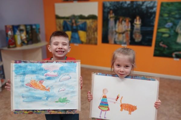 У бібліотеці на Пріорці тривають заняття з живопису та арттерапія для дітей. Юні художники не втомлюються створювати намальовану красу, а бібліотекарі – ділитися їхніми роботами та говорити про користь таких занять.