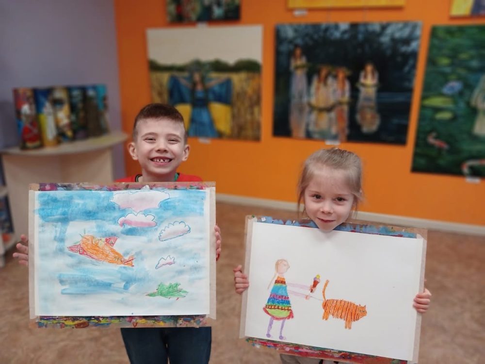 У бібліотеці на Пріорці тривають заняття з живопису та арттерапія для дітей. Юні художники не втомлюються створювати намальовану красу, а бібліотекарі – ділитися їхніми роботами та говорити про користь таких занять.