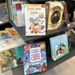 Понад 250 «Українських книжкових поличок» вже відкрито у 59 країнах світу. Це — міжнародний культурний проєкт, ініційований Першою леді України Оленою Зеленською.