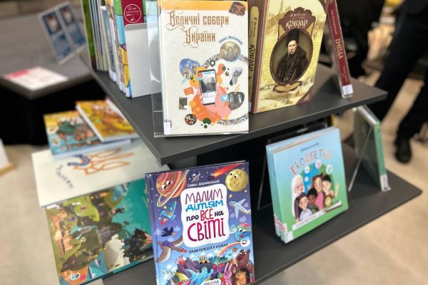 Понад 250 «Українських книжкових поличок» вже відкрито у 59 країнах світу. Це — міжнародний культурний проєкт, ініційований Першою леді України Оленою Зеленською.