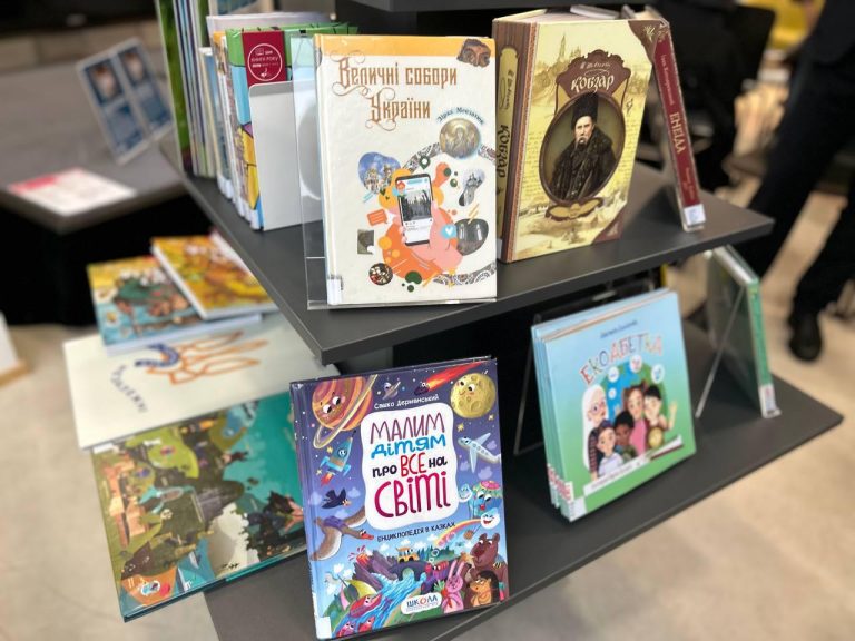 Понад 250 «Українських книжкових поличок» вже відкрито у 59 країнах світу. Це — міжнародний культурний проєкт, ініційований Першою леді України Оленою Зеленською.