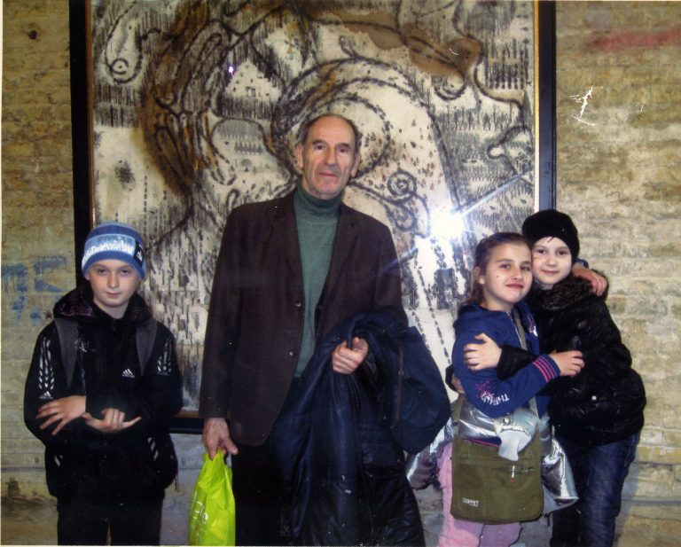 У Дитячій художній школі №3 поряд з колишнім директором Бабкіним Миколою Іллічем працював Блажчук Євген Євгенович.