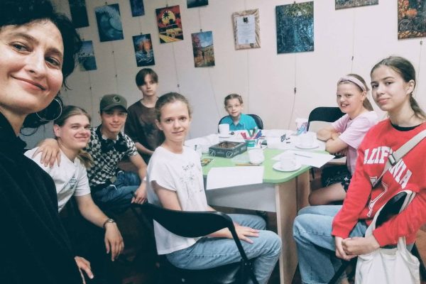 23 червня, незважаючи на складну ніч після обстрілів міста, в бібліотеці імені Героїв Небесної сотні для дітей відбулася нова зустріч Клубу юних філософів.