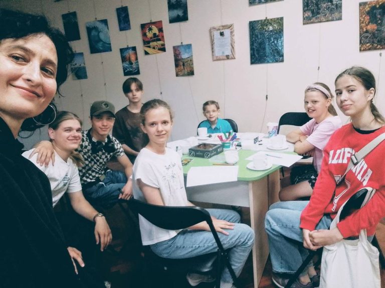 23 червня, незважаючи на складну ніч після обстрілів міста, в бібліотеці імені Героїв Небесної сотні для дітей відбулася нова зустріч Клубу юних філософів.