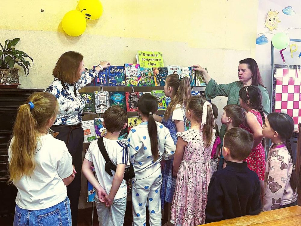 Знайомство користувачів з бібліотекою “Обрій” починається зазвичай з екскурсії, яку радо проводять бібліотекарі перед тим, як записати нового читача. 