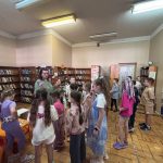 Знайомство користувачів з бібліотекою “Обрій” починається зазвичай з екскурсії, яку радо проводять бібліотекарі перед тим, як записати нового читача. 