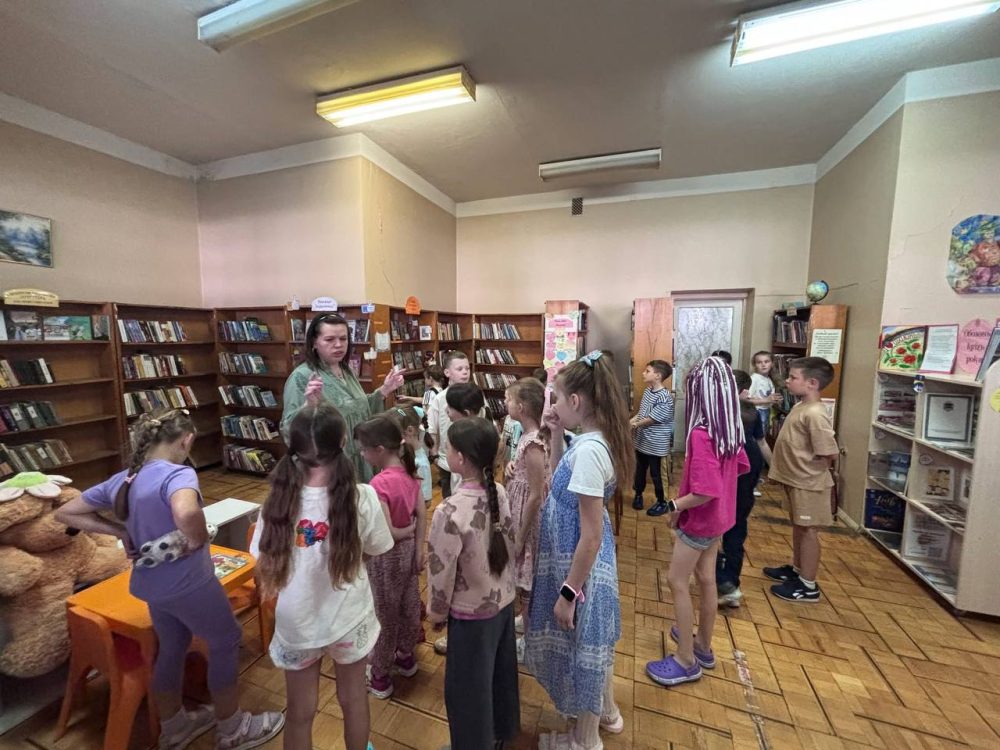 Знайомство користувачів з бібліотекою “Обрій” починається зазвичай з екскурсії, яку радо проводять бібліотекарі перед тим, як записати нового читача. 