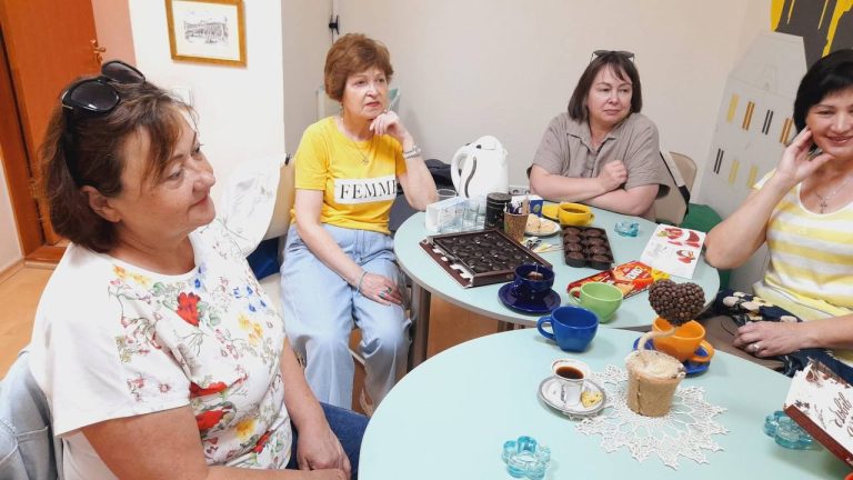 В бібліотеці “Сузірʼя” проходять засідання нового літературного клубу “Сузірʼя малої прози” Міли Іванцової.