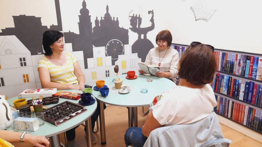 В бібліотеці “Сузірʼя” проходять засідання нового літературного клубу “Сузірʼя малої прози” Міли Іванцової.