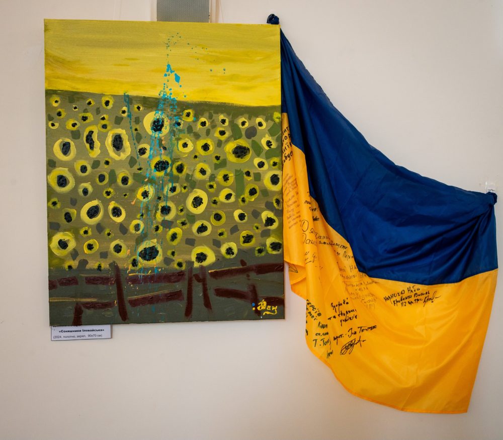 У Великій лаврській дзвіниці відкрилася особлива експозиція – 15-річний художник Данило Ноздря презентував свою 23-ю персональну виставку “Моя квітуча Україно”.