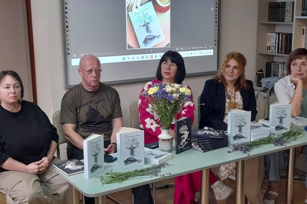 У публічній бібліотеці Сузір’я відбулася презентація двох збірок, у яких ідеться про дорогий кожному з нас Крим – «Розкажіть мені про Крим» (збірка оповідань) та «Київ-Крим, 10 років окупації» (спогади кримців, змушених покинути півострів після окупації).