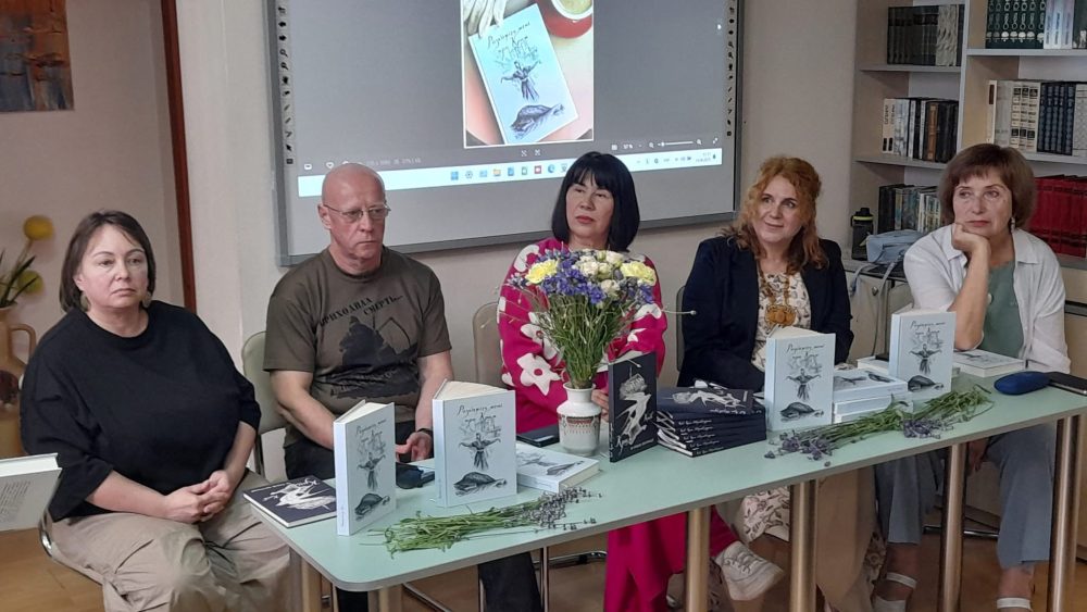У публічній бібліотеці Сузір’я відбулася презентація двох збірок, у яких ідеться про дорогий кожному з нас Крим – «Розкажіть мені про Крим» (збірка оповідань) та «Київ-Крим, 10 років окупації» (спогади кримців, змушених покинути півострів після окупації).