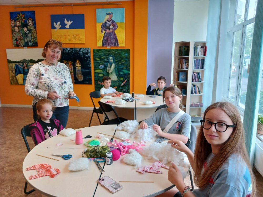 Проєкт “Майстерня радості”  – майстерки з рукоділля для дітей, що відбуваються у бібліотеці на Пріорці щотижня.
