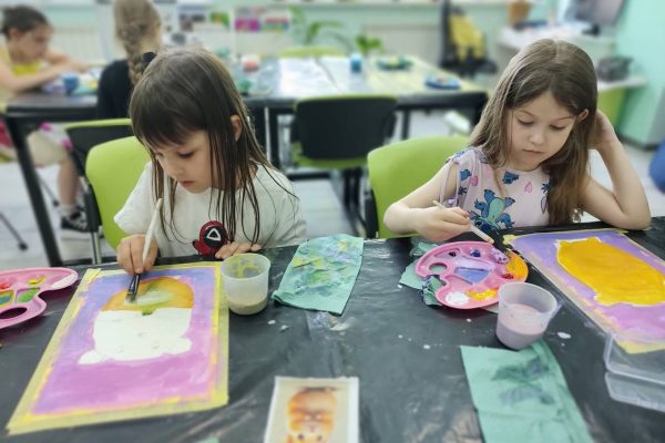 У бібліотеці імені Олени Пчілки промайнули чергові творчі майстер-класи з малювання, які стали справжнім святом кольору, уяви та позитивних емоцій.